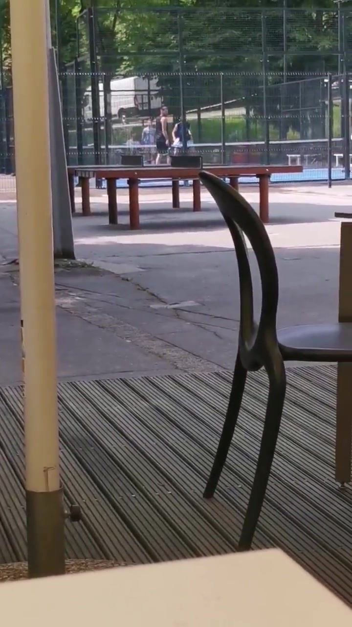 这下是真瘦球迷拍到东契奇和国家队队友打匹克球训练不停啊