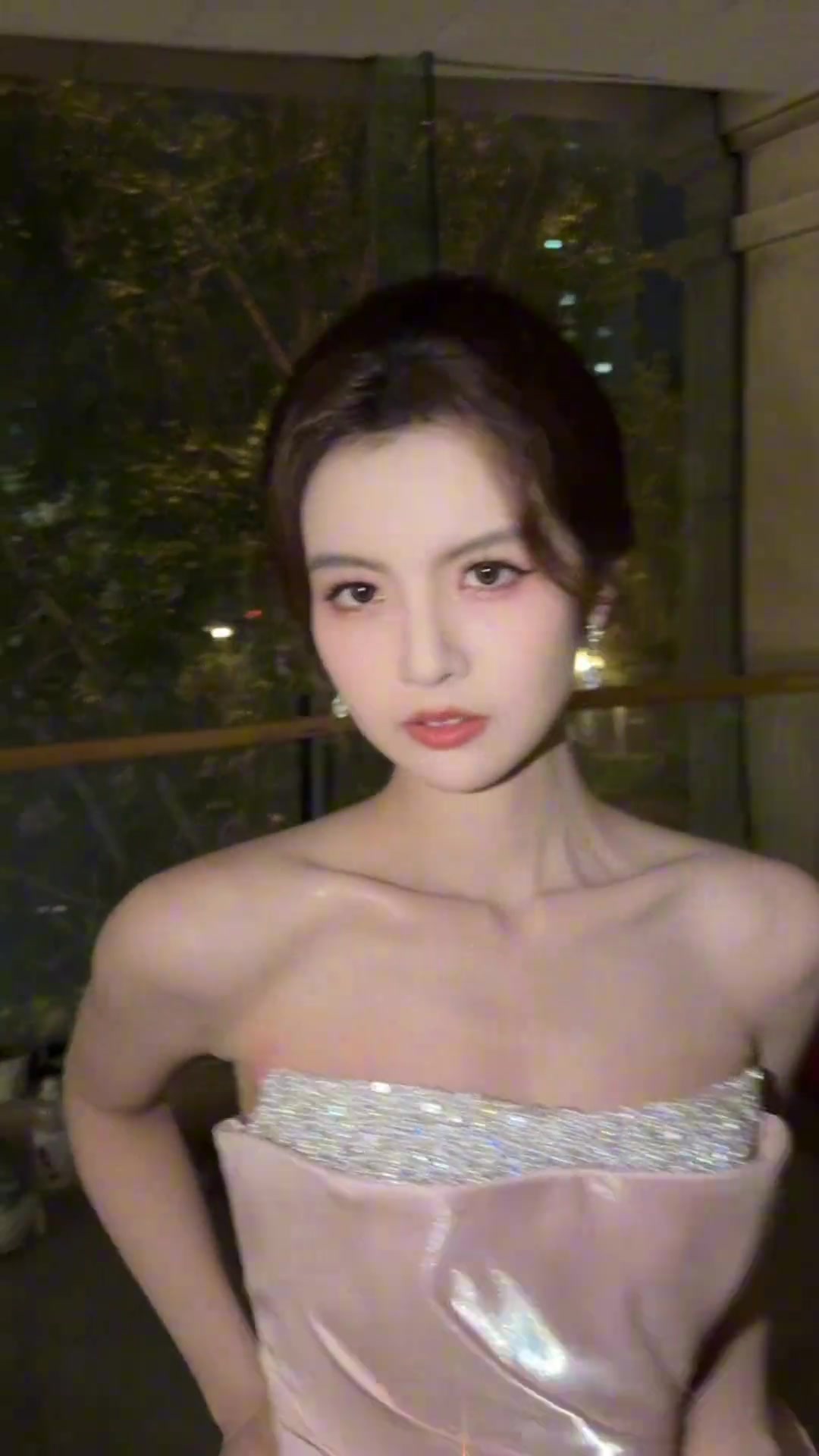 女主播炼炼晒视频幸福又闪亮的日子毕业红毯后随拍