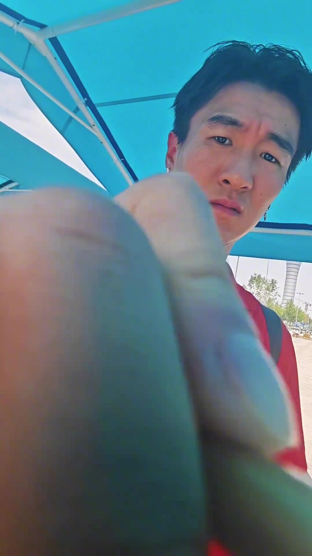 表情扭曲韦世豪顶着大热天给球迷签名济南中午像火炉