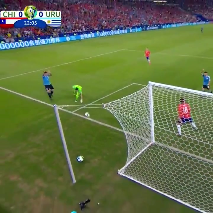 踢上头了足坛经典名场面苏亚雷斯投诉对方门将手球