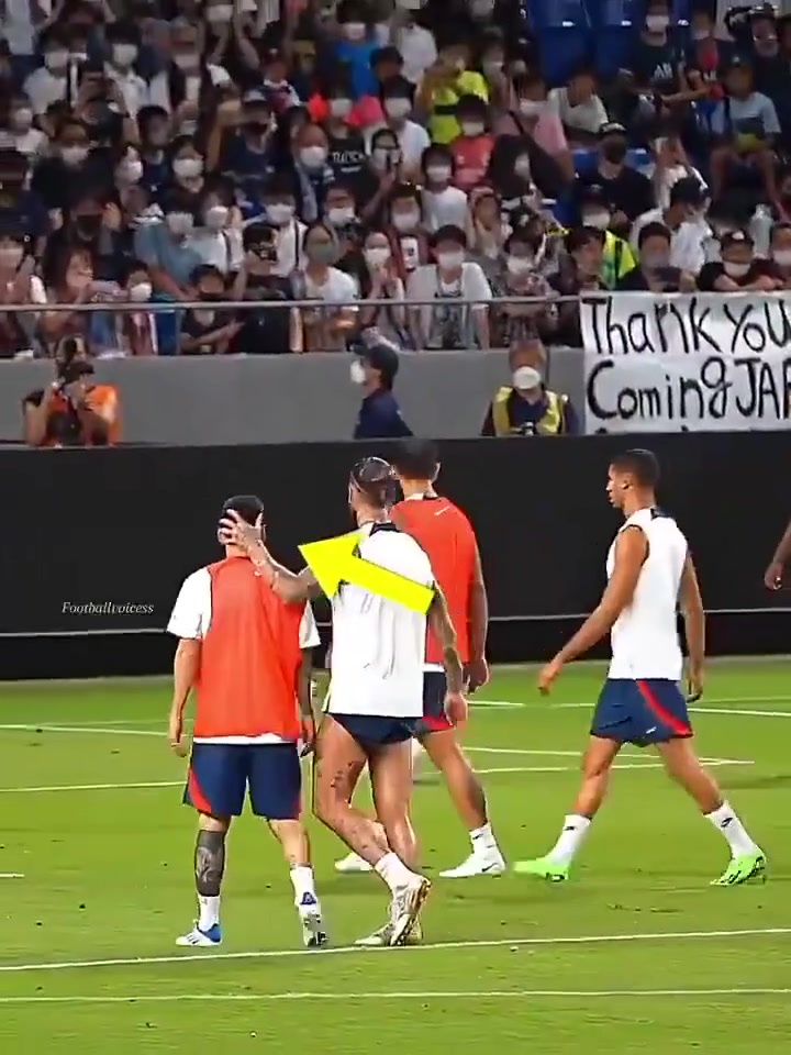 巴黎时期为数不多的温馨梅西和拉莫斯巴黎时期就像老朋友一样