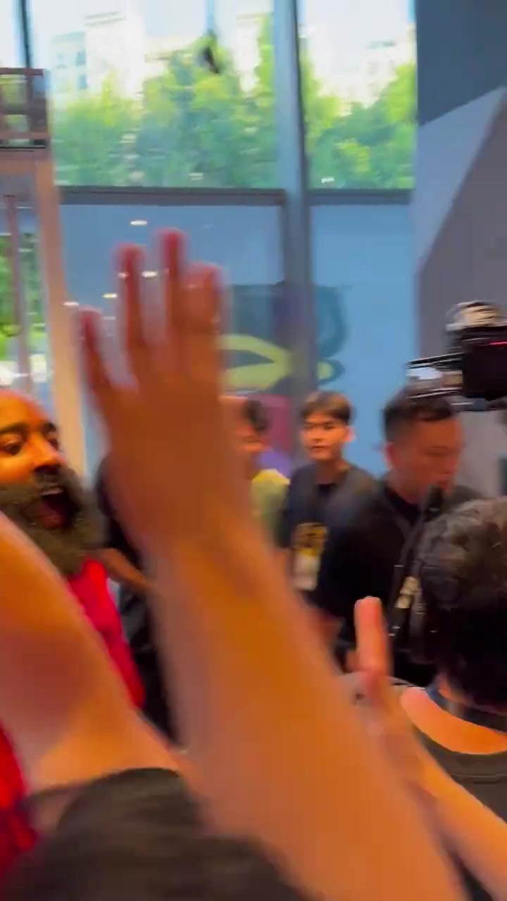 一年的等待哈登已抵达广州登哥中国行终于来了