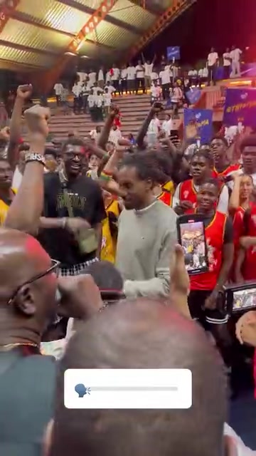 无所适从小卡微笑掩盖尴尬的表情太有意思了