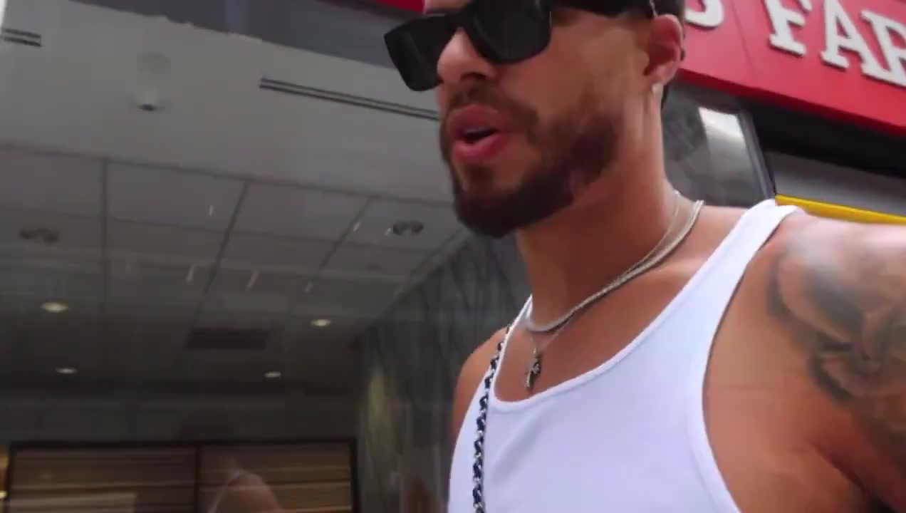 很扎心了小波特塞给流浪汉100美元被对方扔了回来