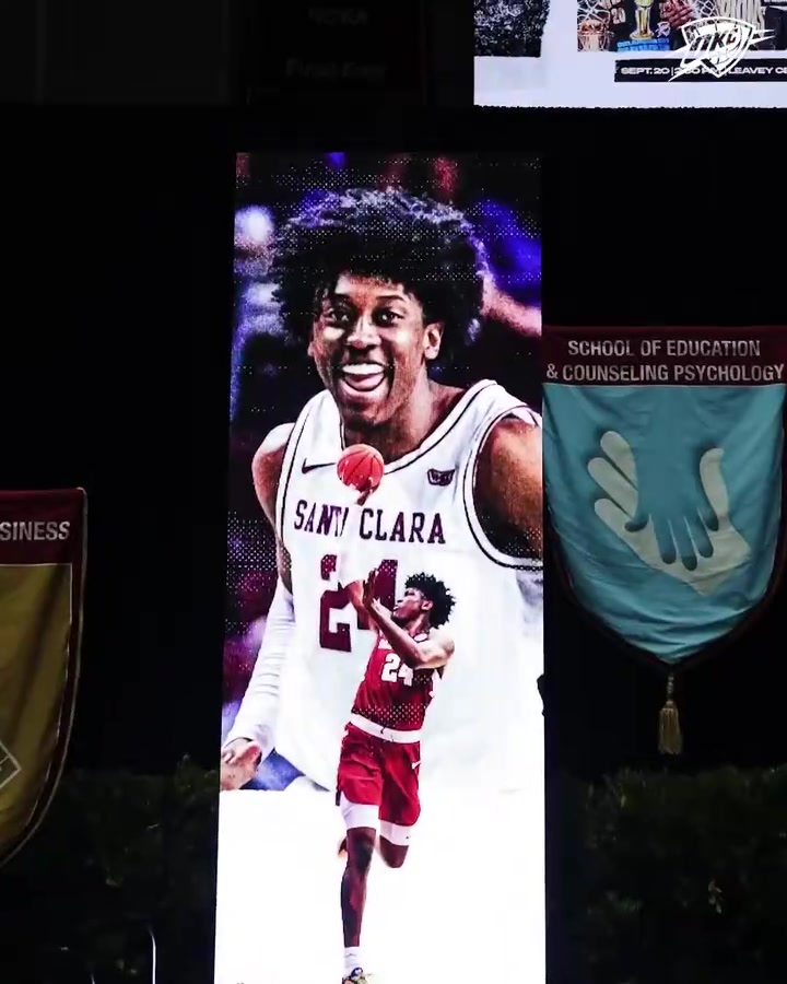 圣克拉拉大学的传奇球员杰威带着总冠军奖杯重回母校