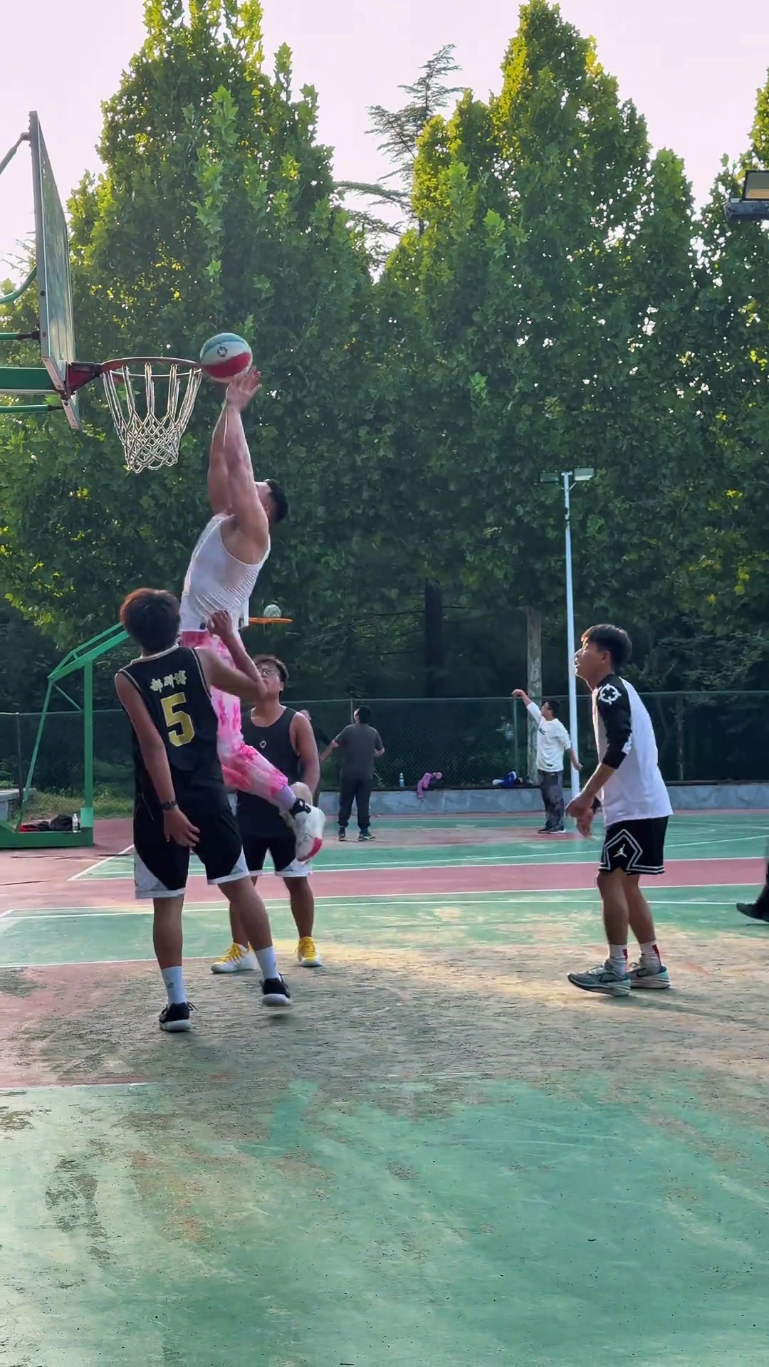 野球场浩克来了压迫感太强了