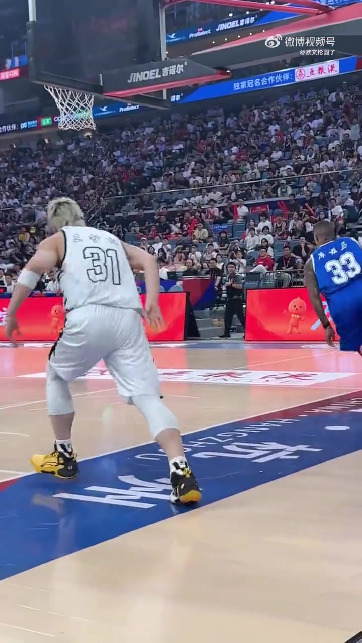 笑死王哲林面对库兹马居然敢这么上篮被无情扇飞