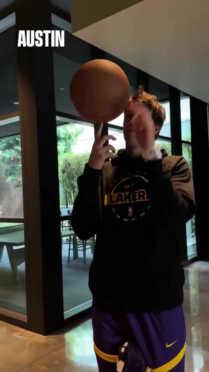 谁更胜一筹湖人队员们转球挑战