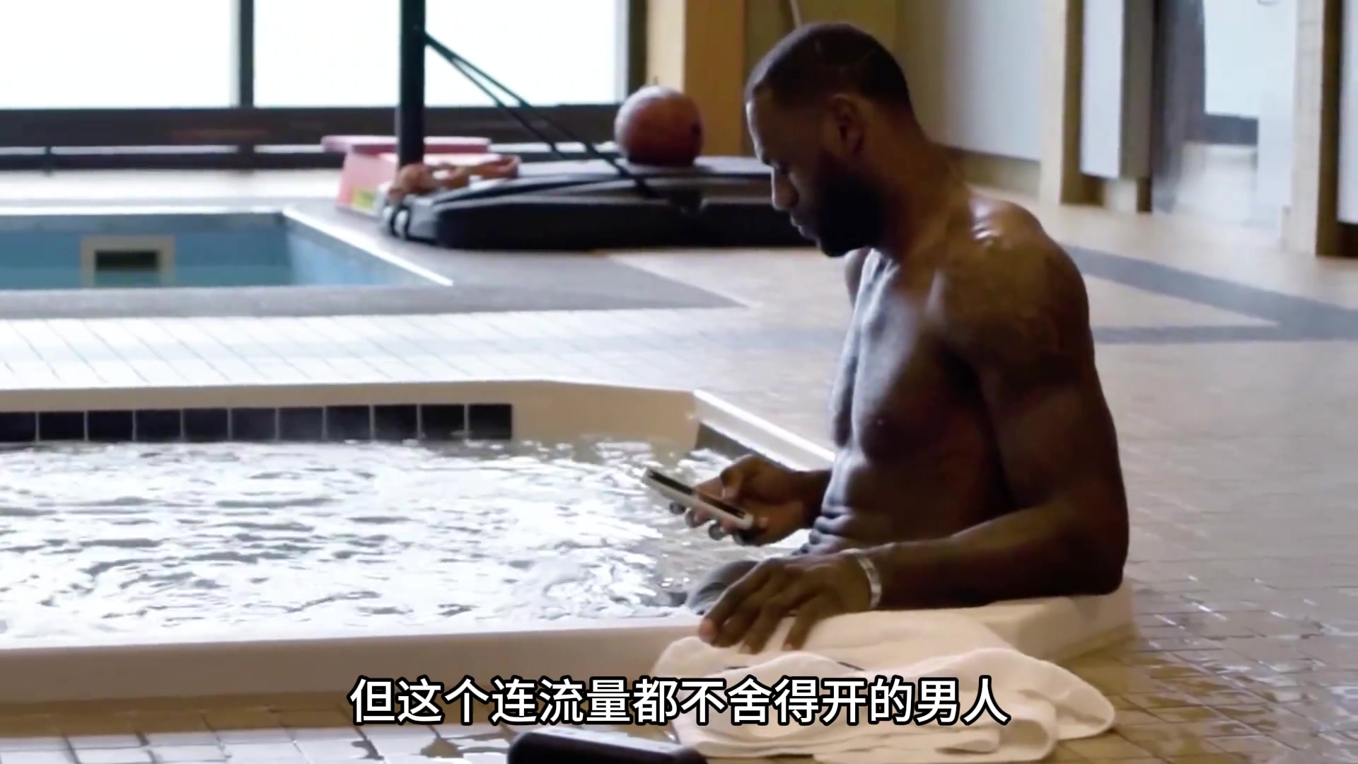 詹姆斯的首位教练 既是他的人生导师 又是他的保姆和养父