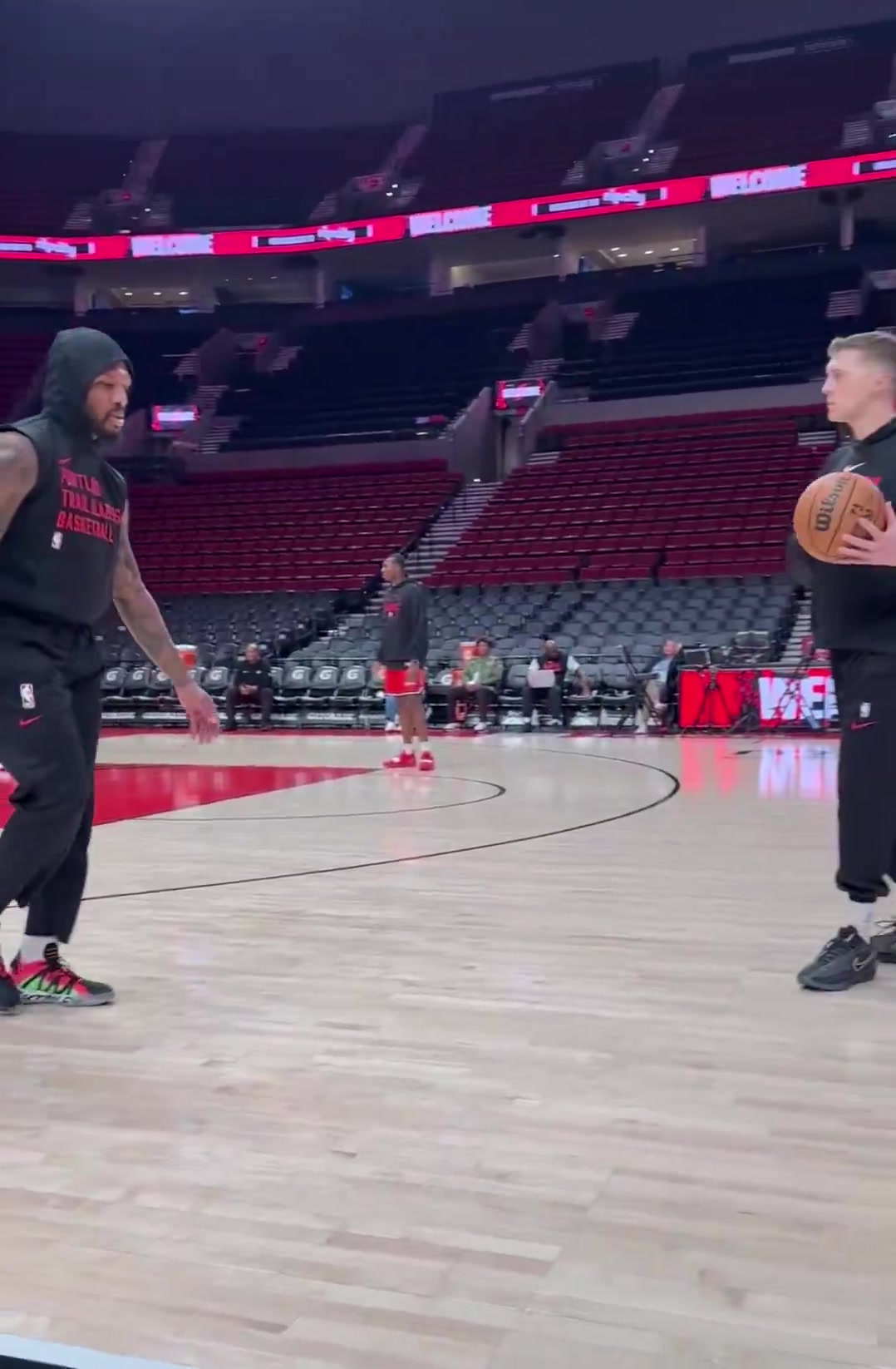 这状态看起来很不错啊利拉德已经开始训练急停后撤步三分