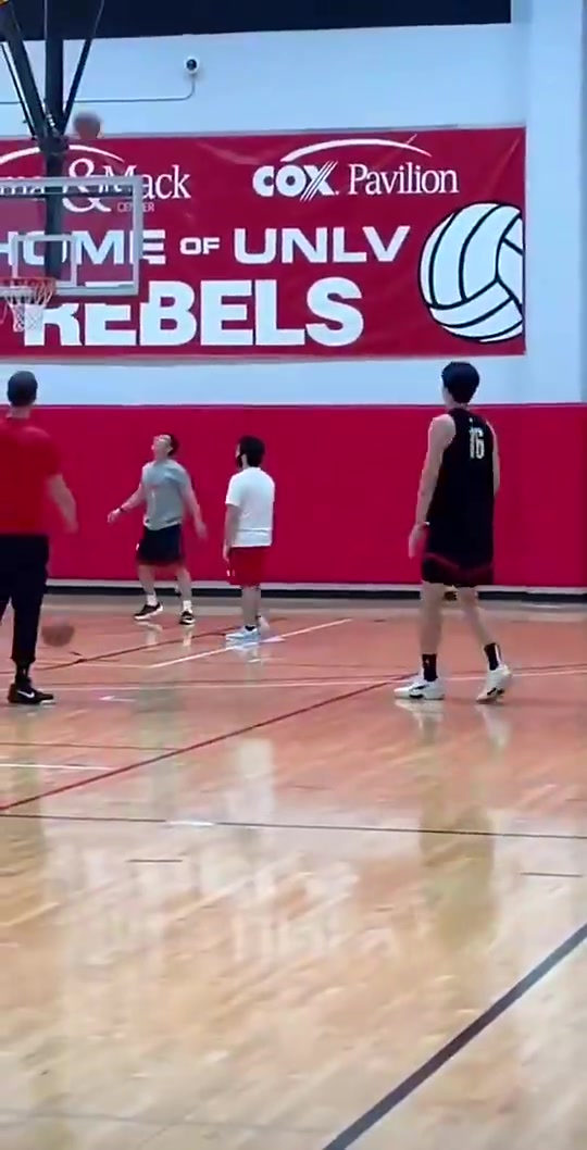 杨瀚森此前跟着斯普利特训练定点三分12中11