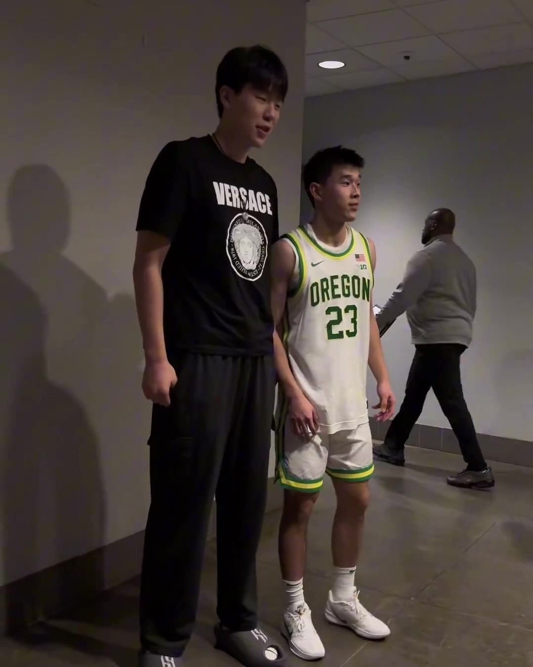 异国他乡见老乡杨瀚森观战林葳两人赛后合影是聊约饭吗