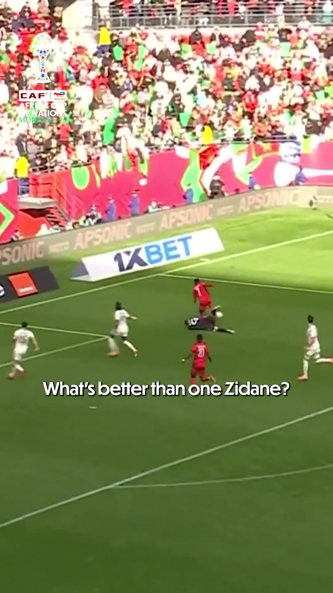 非洲籍齐达内现场看他的儿子卢卡在非洲杯上做出精彩扑救