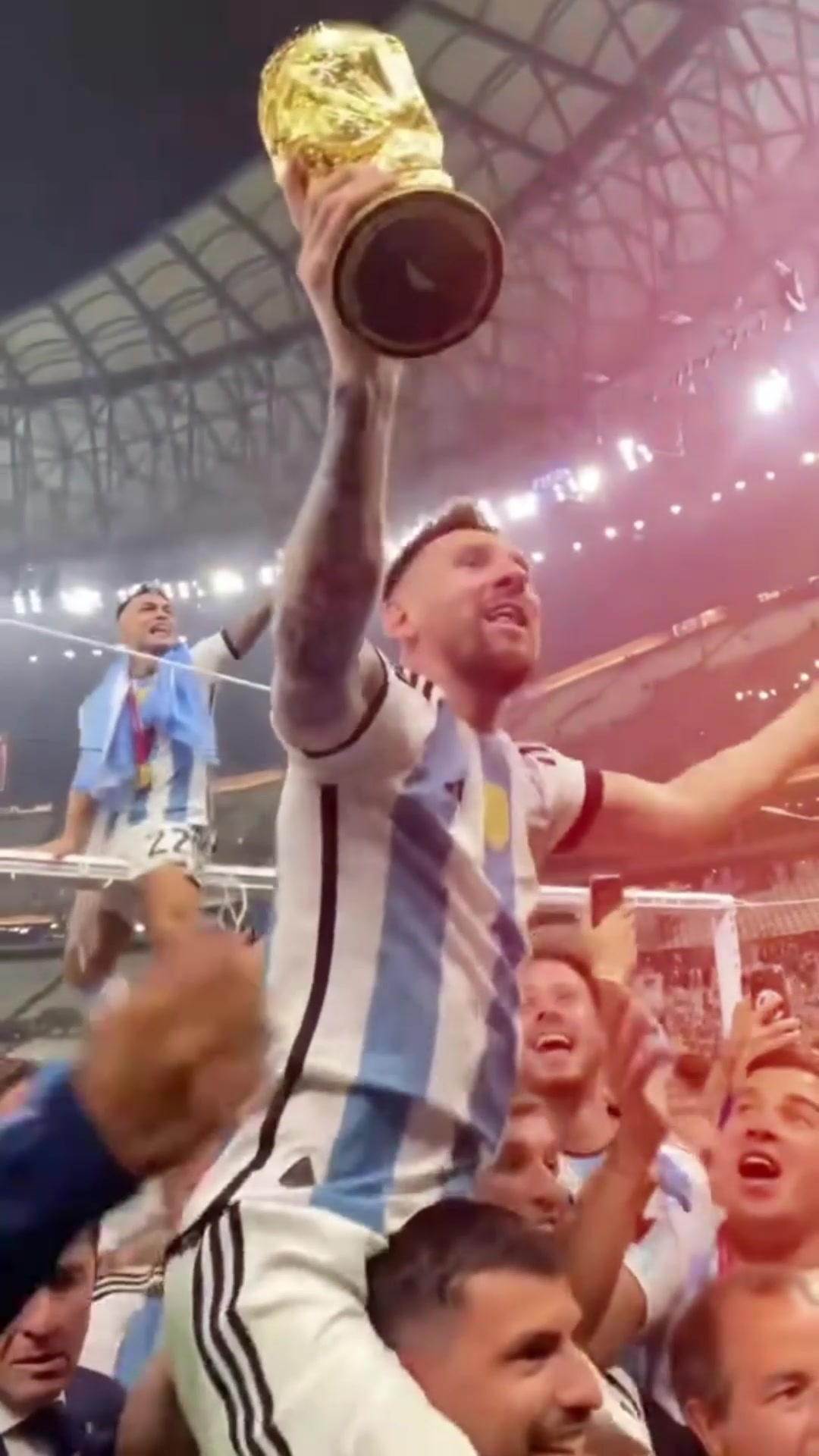 网友晒世界杯阿根廷夺冠后著名镜头球王之上有位球全