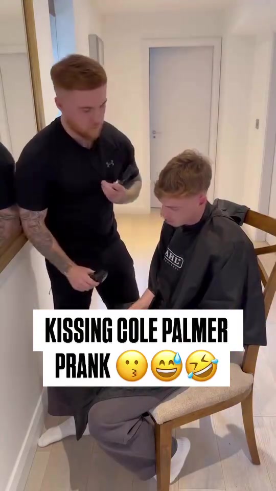 每次剪头都得整点活是吧理发师情不自禁亲吻了帕尔默