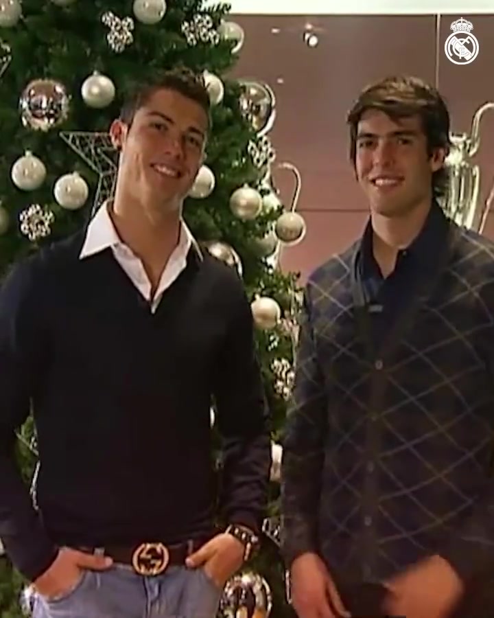 颜值巅峰当年青涩的C罗和卡卡一起送上圣诞祝福俩人真的帅