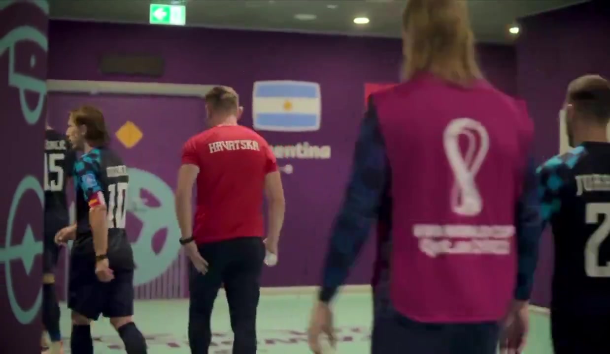 不满给阿根廷点球当年魔笛半场时批主裁太丢人了这太明显了